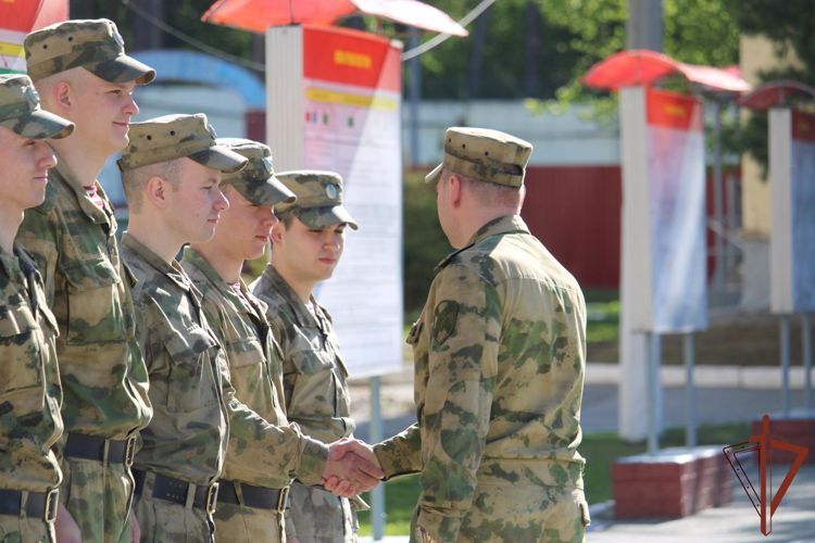 В калиновском соединении Уральского округа Росгвардии военнослужащих по призыву, увольняющихся в запас, поблагодарили за службу  