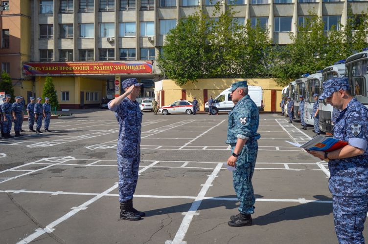 Военнослужащий Северо-Западного округа Росгвардии награжден за задержание вооруженного мужчины