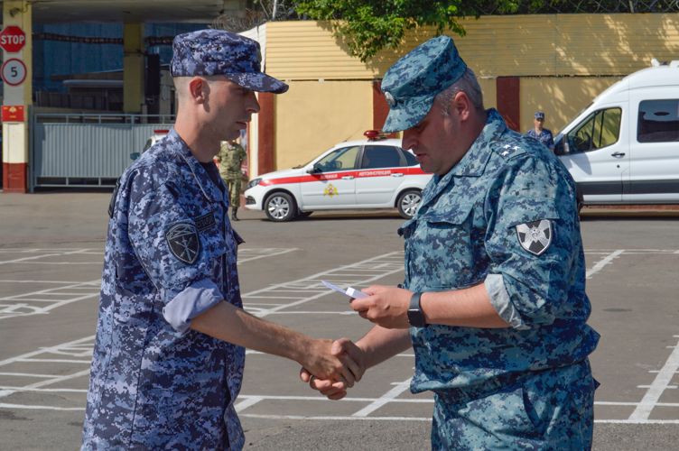 Военнослужащий Северо-Западного округа Росгвардии награжден за задержание вооруженного мужчины