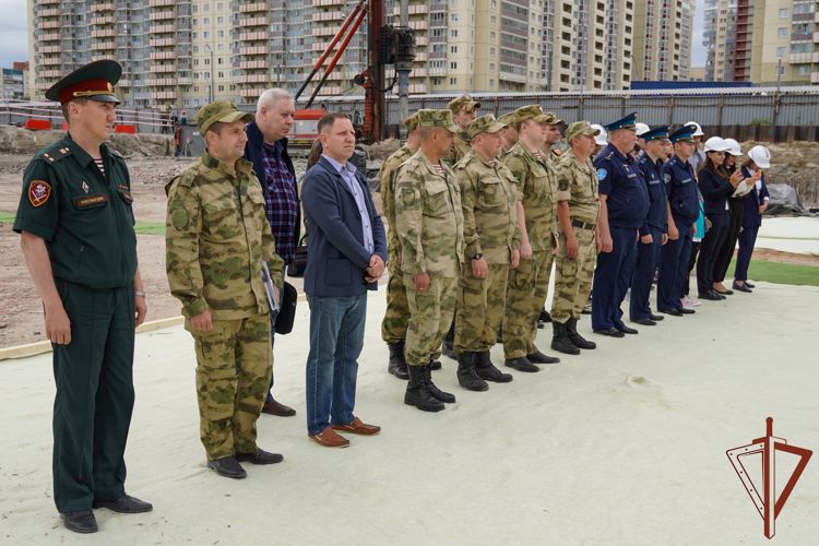 «Капсулу времени» заложили на месте строящегося для росгвардейцев дома в Санкт-Петербурге