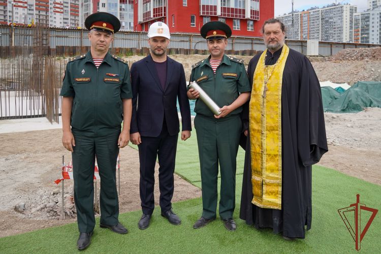 «Капсулу времени» заложили на месте строящегося для росгвардейцев дома в Санкт-Петербурге