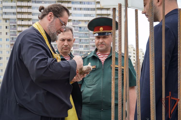 «Капсулу времени» заложили на месте строящегося для росгвардейцев дома в Санкт-Петербурге