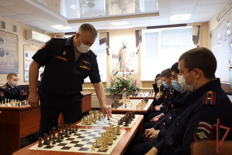Чемпион Росгвардии по шахматам провел мастер-класс для белгородских студентов 