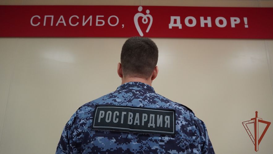 Сотрудники Росгвардии приняли участие в акции по добровольной сдаче крови в Саратове
