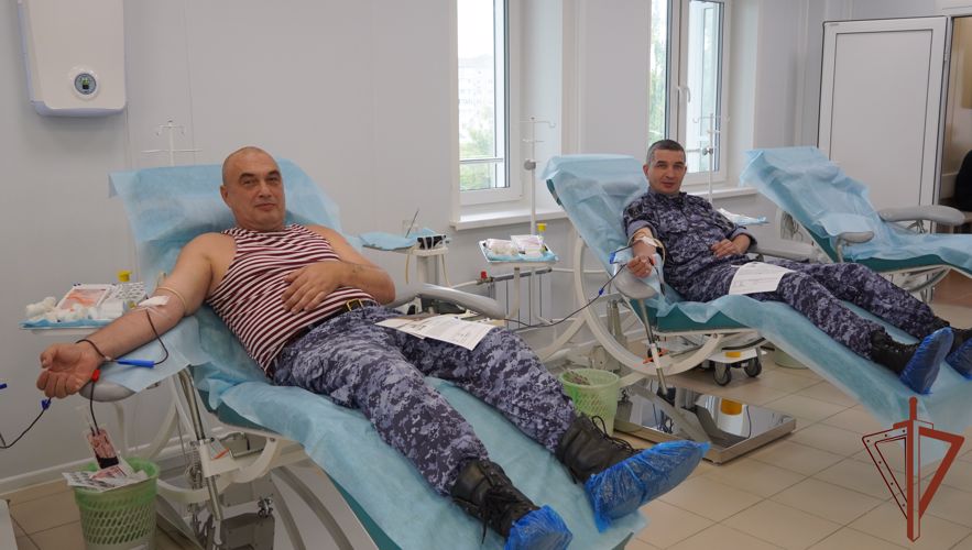 Сотрудники Росгвардии приняли участие в акции по добровольной сдаче крови в Саратове