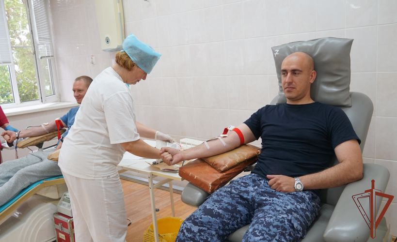 Росгвардейцы сдали более 10 литров крови для нужд медучреждений Пскова