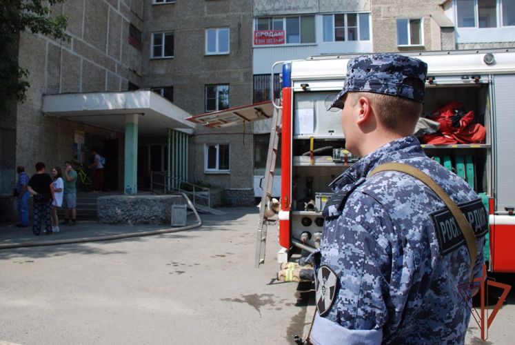 Росгвардейцы провели эвакуацию жильцов загоревшегося дома в Екатеринбурге (видео)