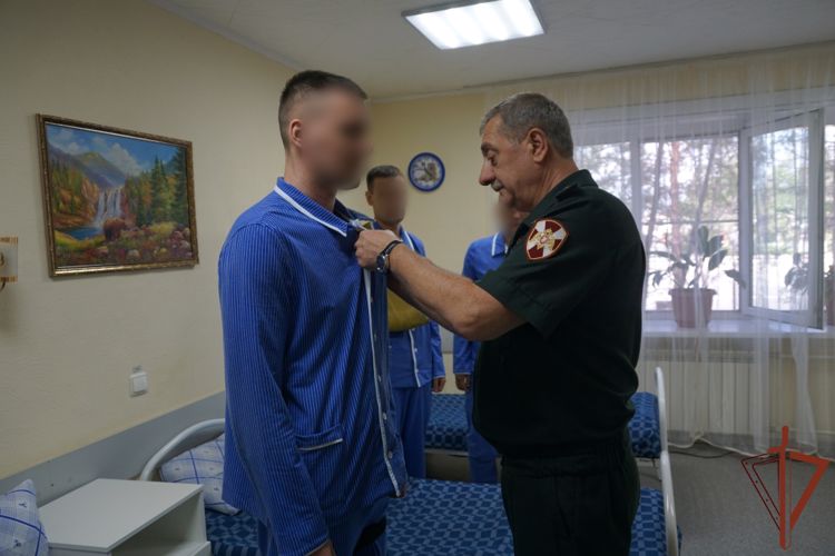 Командующий Восточным округом Росгвардии вручил награды участникам специальной военной операции 
