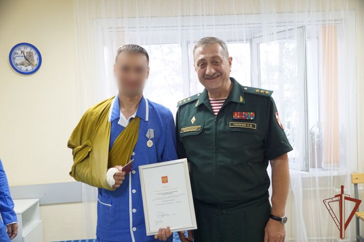 Командующий Восточным округом Росгвардии вручил награды участникам специальной военной операции 