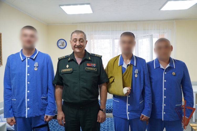 Командующий Восточным округом Росгвардии вручил награды участникам специальной военной операции 