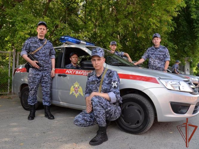 Росгвардейцы помогли МЧС ликвидировать крупный пожар на Урале (видео)