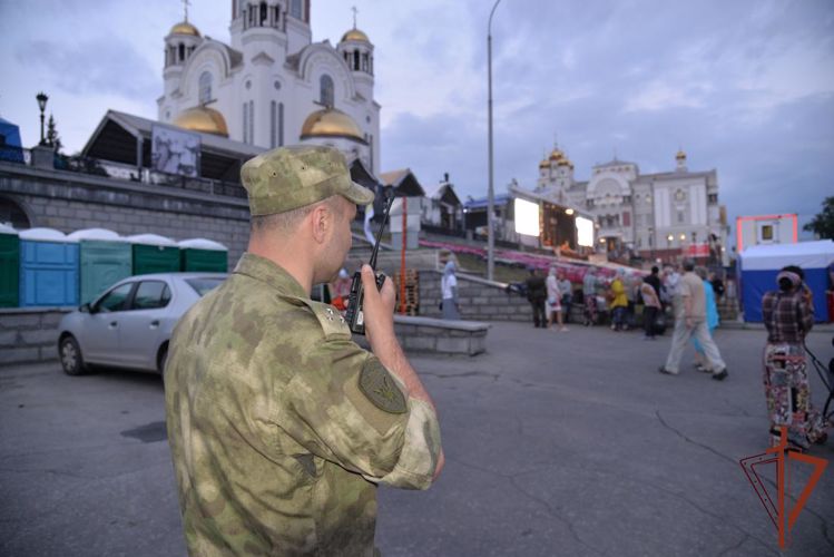 Росгвардейцы обеспечили правопорядок во время Царского крестного хода в Екатеринбурге 