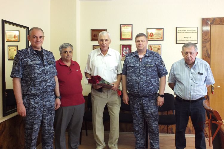 С 75-летним юбилеем поздравили ветерана службы в Ростове-на-Дону