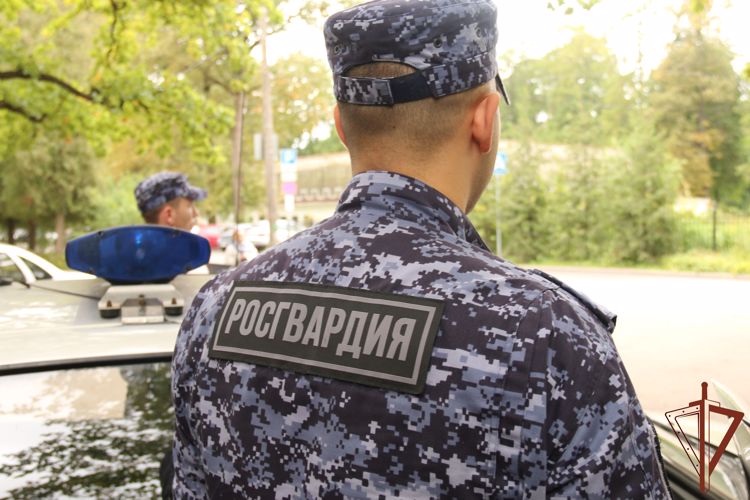 Росгвардейцы оказали помощь попавшему в беду петербуржцу  