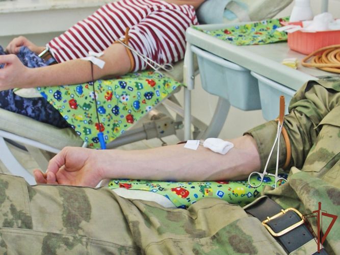  Банк донорской крови для медучреждений Хакасии пополняют сотрудники Росгвардии