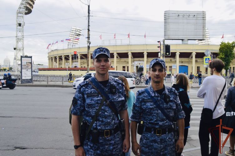 Росгвардейцы в Санкт-Петербурге во время футбольного матча нашли потерявшегося ребёнка