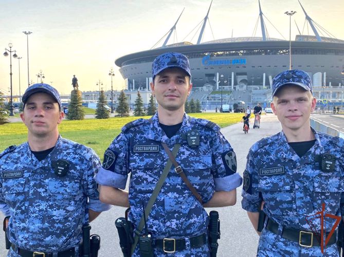 На стадионе в Петербурге военнослужащие Росгвардии нашли потерявшегося ребенка