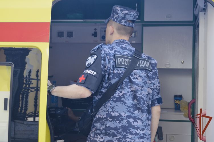 Росгвардейцы оказали доврачебную помощь зрителям парада ко Дню Военно-Морского флота