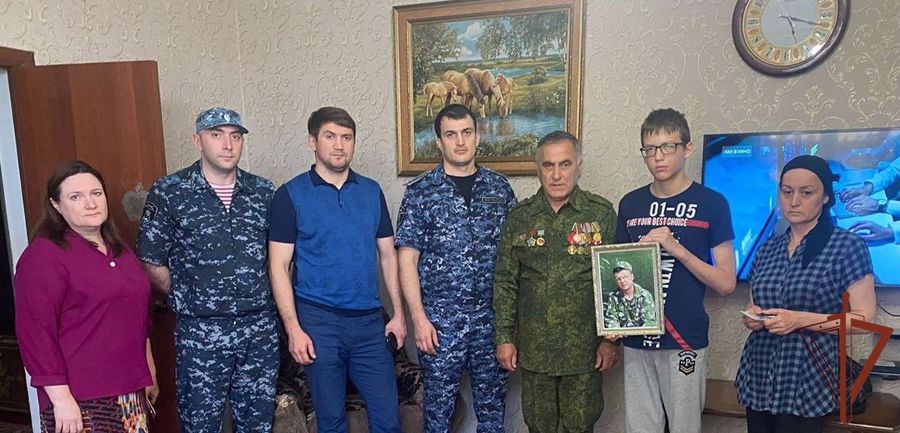 Семью погибшего военнослужащего навестили росгвардейцы в Дагестане 