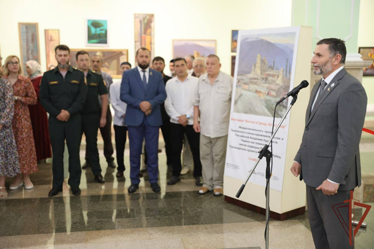 В Чеченской Республике росгвардейцы приняли участие в открытии выставки «Восток и запад. Юг и север»