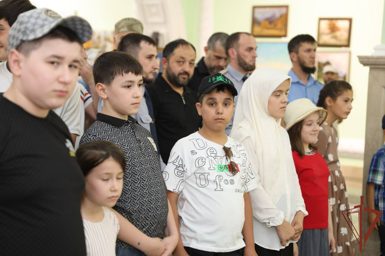 В Чеченской Республике росгвардейцы приняли участие в открытии выставки «Восток и запад. Юг и север»