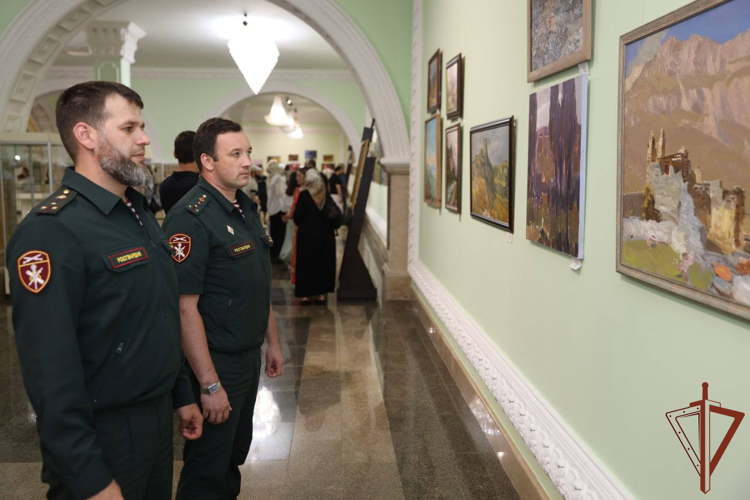 В Чеченской Республике росгвардейцы приняли участие в открытии выставки «Восток и запад. Юг и север»