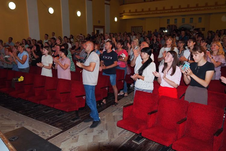 Столичные артисты провели в ЛНР гастрольный тур для росгвардейцев и населения