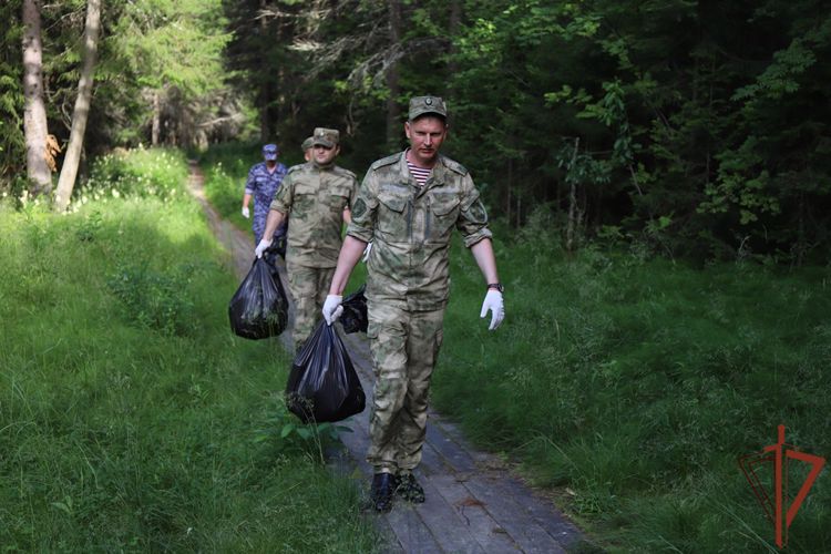К экологической акции «Живи, родник!» присоединились росгвардейцы из Югры  