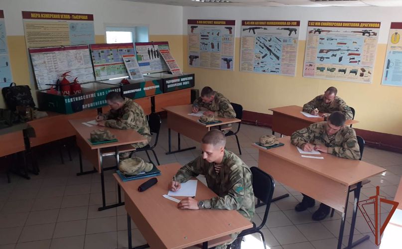 Профессиональную подготовку по охране ВГО прошли росгвардейцы в Омске  