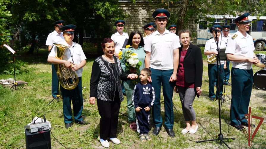 Росгвардейцы организовали концерт для беженцев в Брянске