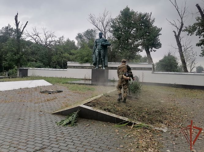 Военнослужащие грозненского соединения Росгвардии благоустроили памятник героям войны