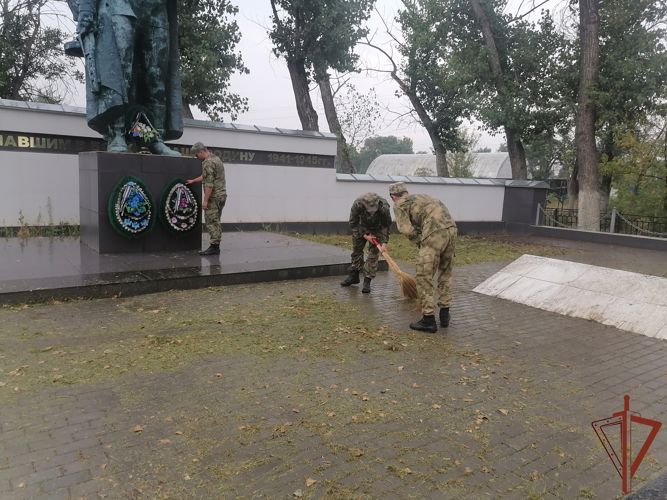 Военнослужащие грозненского соединения Росгвардии благоустроили памятник героям войны