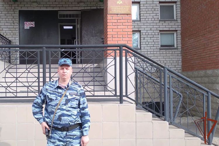 Медпомощь оказал росгвардеец пенсионерке в Омске после случившегося у нее инсульта