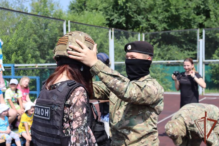 Бойцы Росгвардии – участники спецоперации поблагодарили юных хабаровчан за рисунки и письма поддержки