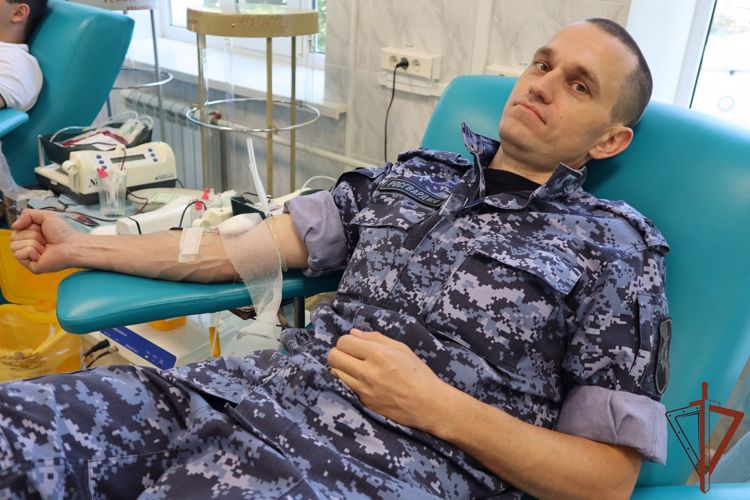 12 росгвардейцев сдали донорскую кровь для медучреждений Ставрополья
