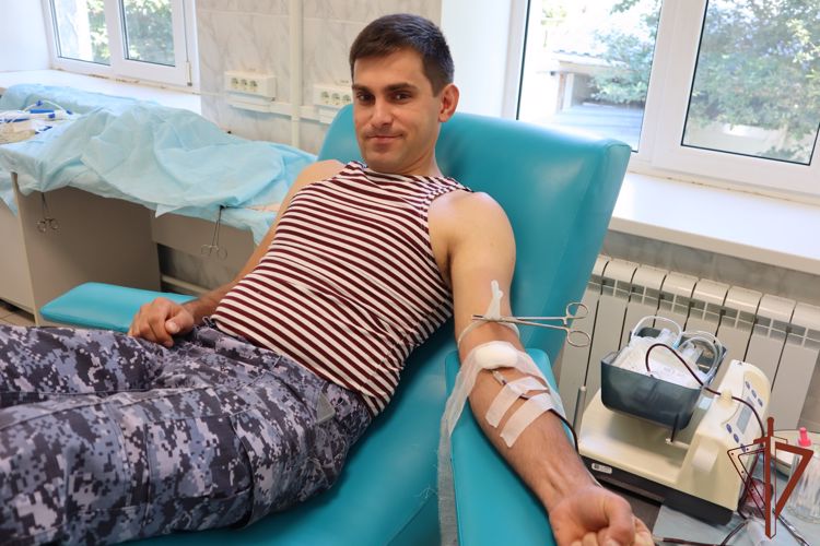 12 росгвардейцев сдали донорскую кровь для медучреждений Ставрополья