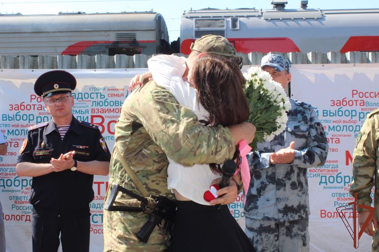 В Вологодской области встретили вернувшихся со спецоперации росгвардейцев (видео)