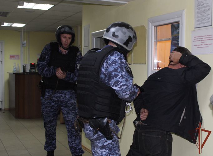 Росгвардейцы провели учения по задержанию вооруженного преступника в Вологде (видео)