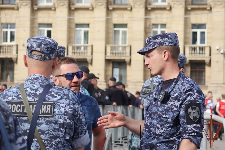 В Санкт-Петербурге сотрудники и военнослужащие Росгвардии обеспечили правопорядок на матче легенд «Зенита» и «Спартака»