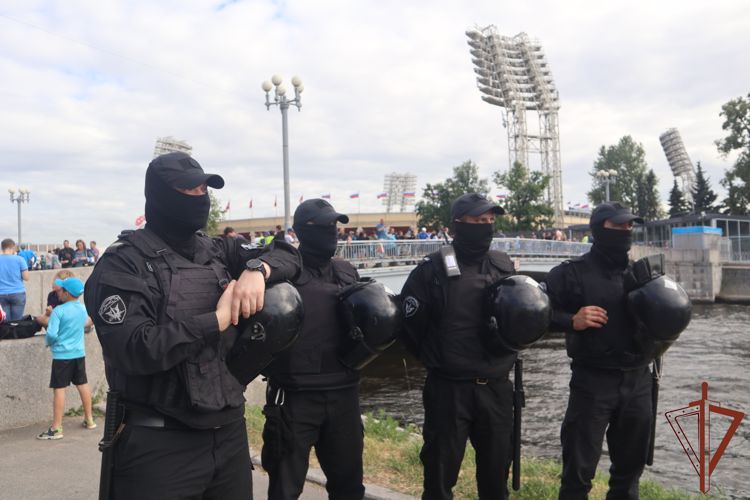 В Санкт-Петербурге сотрудники и военнослужащие Росгвардии обеспечили правопорядок на матче легенд «Зенита» и «Спартака»