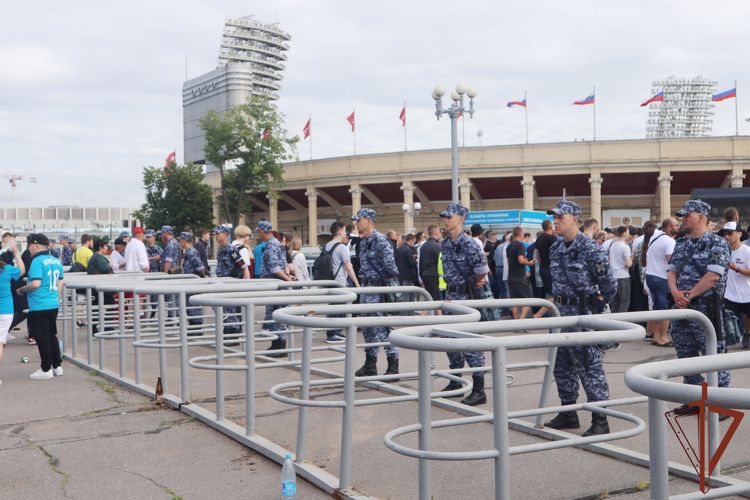 В Санкт-Петербурге сотрудники и военнослужащие Росгвардии обеспечили правопорядок на матче легенд «Зенита» и «Спартака»