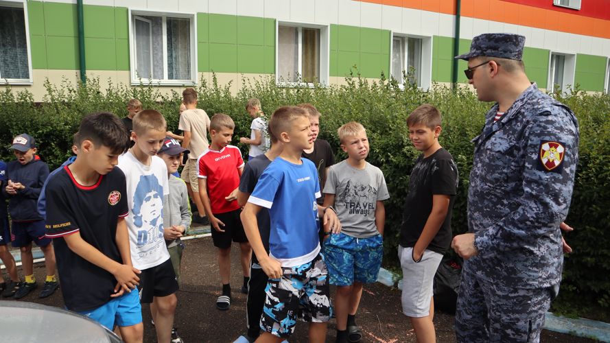 Сотрудники Росгвардии провели познавательный урок для детей оздоровительного лагеря