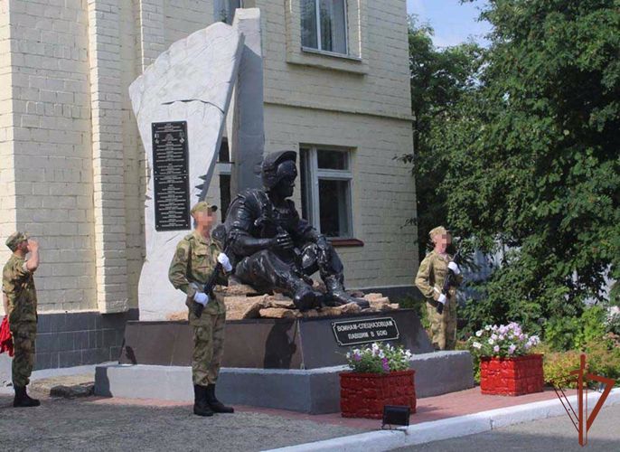 Мемориальную доску памяти о погибших при исполнении служебного долга росгвардейцев открыли в Челябинске