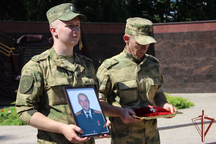 В Брянске вручили награду семье погибшего росгвардейца 