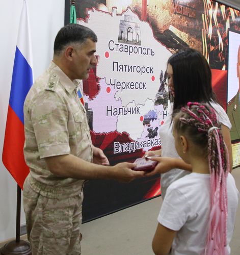 В Железноводске ордена Мужества передали родным погибших росгвардейцев