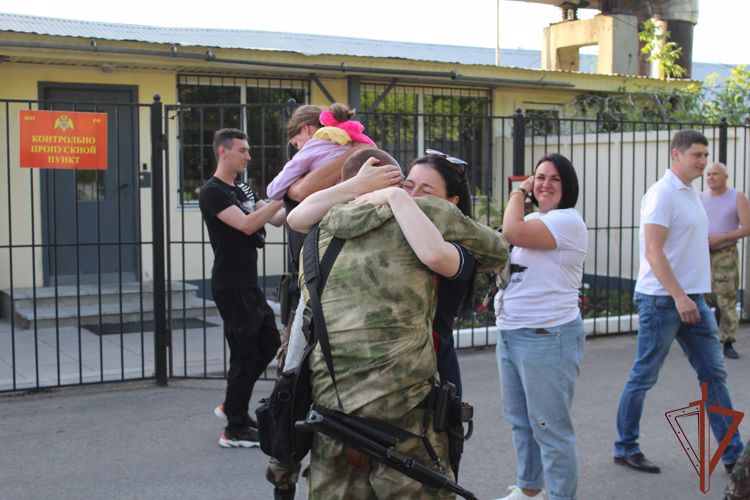 Росгвардейцев - участников специальной военной операции встретили в Саратове