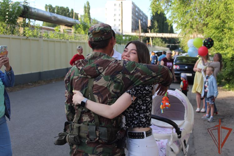 Росгвардейцев - участников специальной военной операции встретили в Саратове