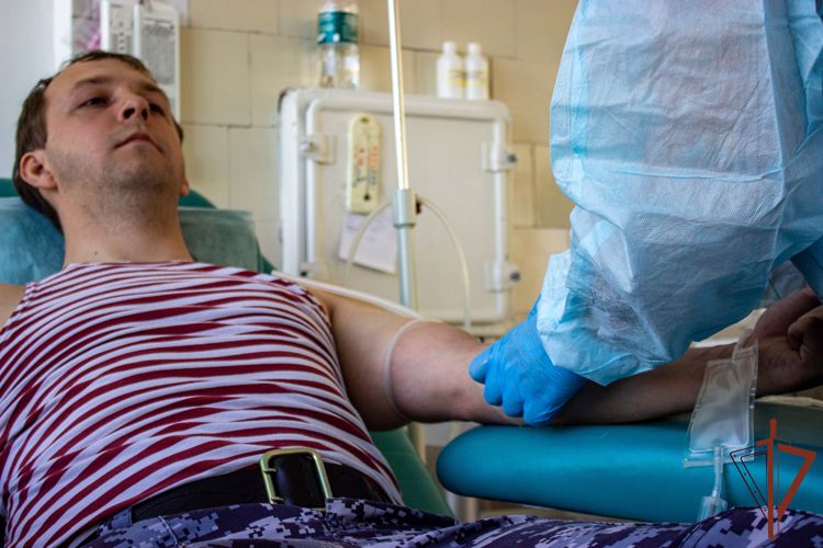 Росгвардейцы в Челябинске сдали более 20 литров крови в рамках донорской акции