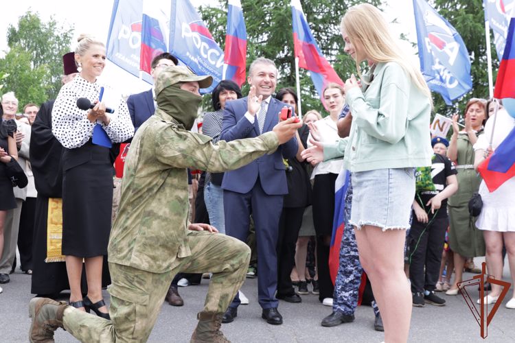 Росгвардеец из Архангельска попросил руки своей возлюбленной во время торжественной встречи на перроне (ВИДЕО)