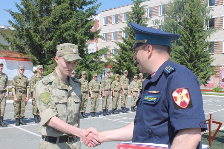 В Уральском округе Росгвардии проводили в запас бойцов, выслуживших установленные сроки по призыву 